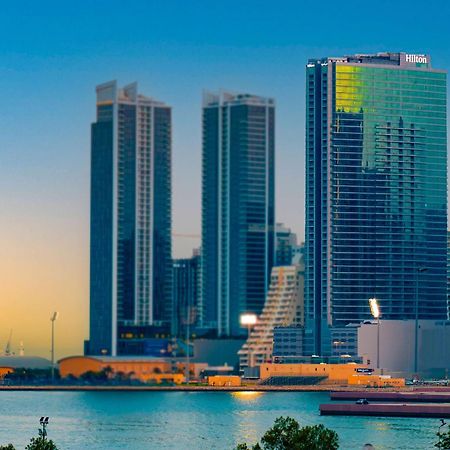 Hilton Bahrain Hotell Manama Exteriör bild Marina skyline
