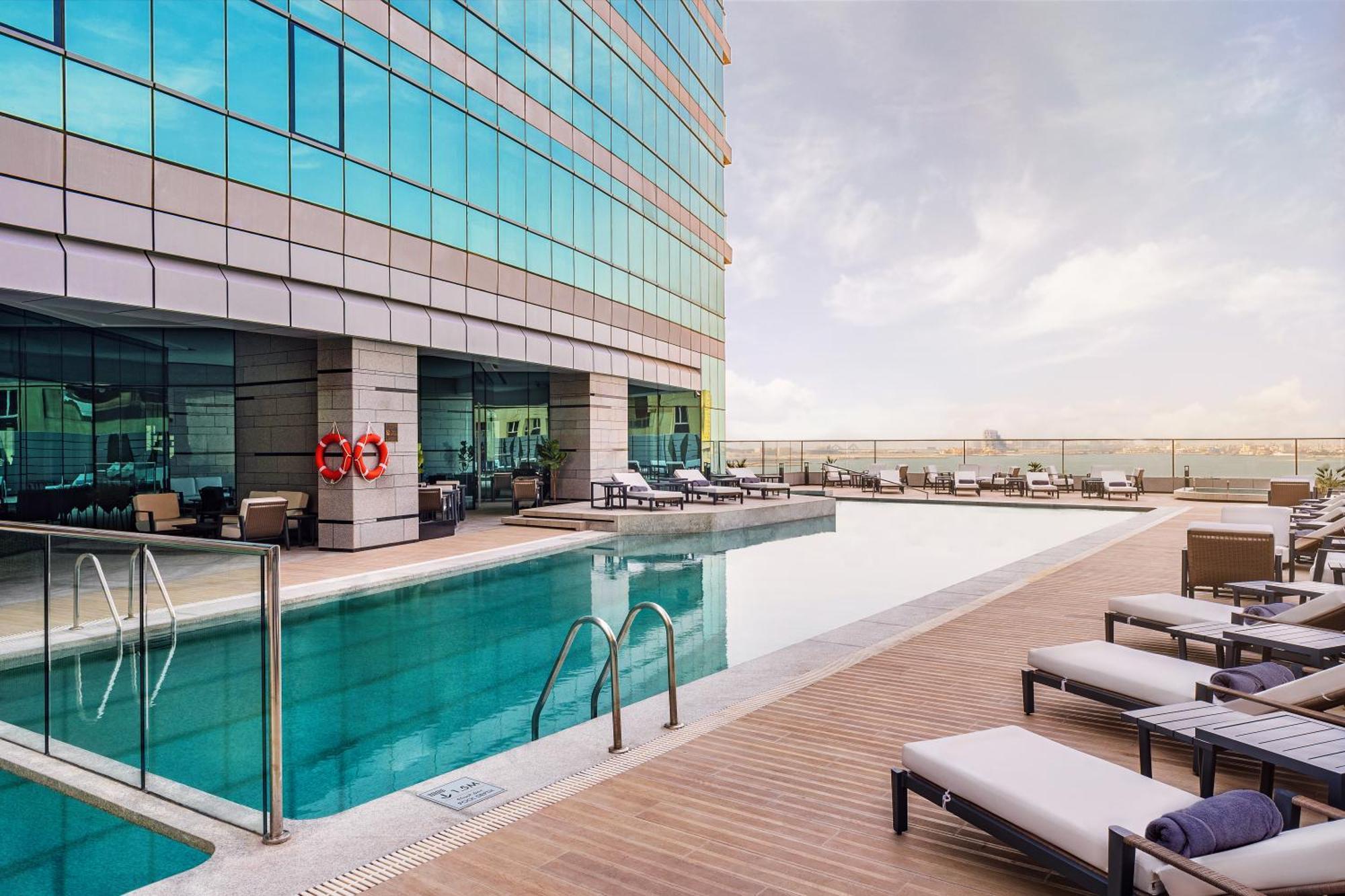 Hilton Bahrain Hotell Manama Exteriör bild The swimming pool at the hotel