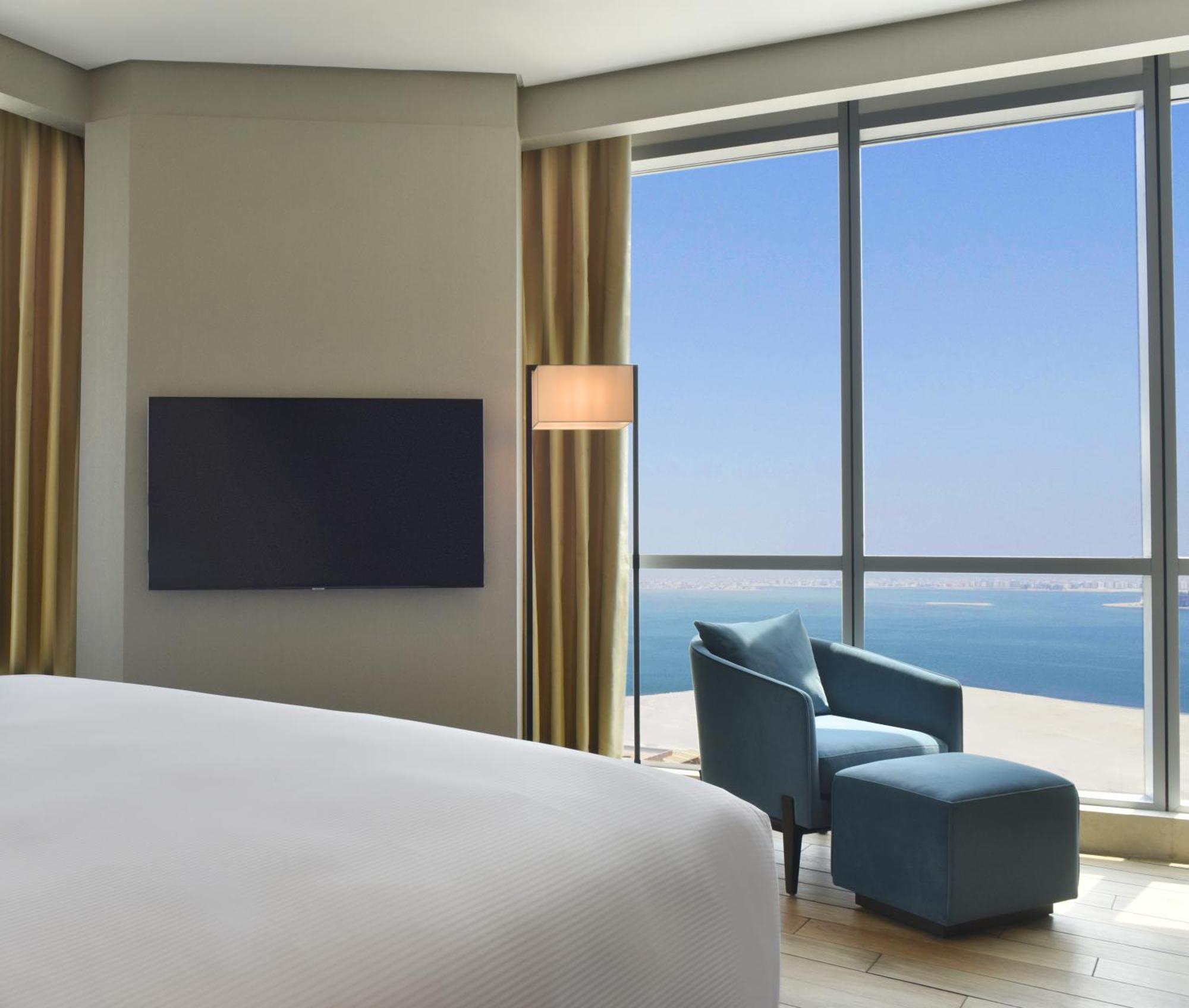 Hilton Bahrain Hotell Manama Exteriör bild A bedroom at the hotel