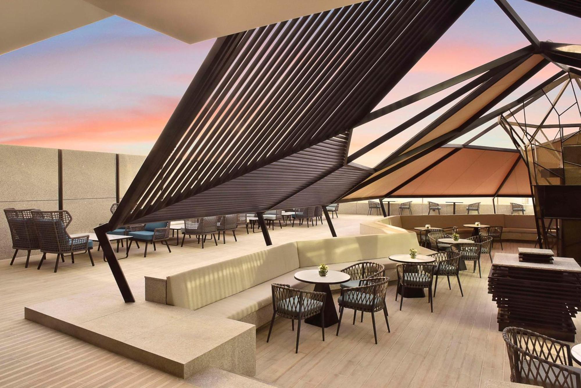 Hilton Bahrain Hotell Manama Exteriör bild The Sky Bar