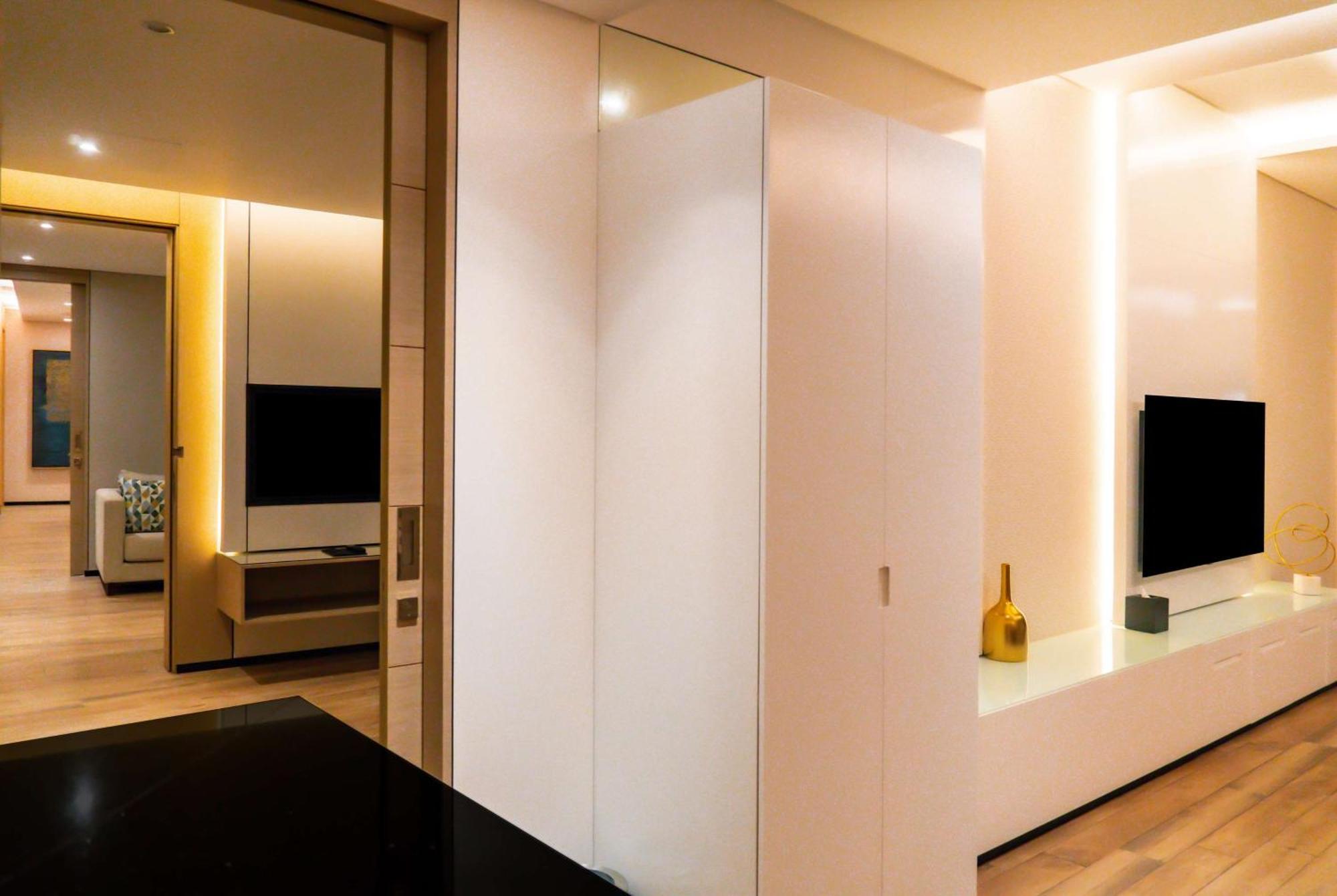 Hilton Bahrain Hotell Manama Exteriör bild A room with a high-gloss finish