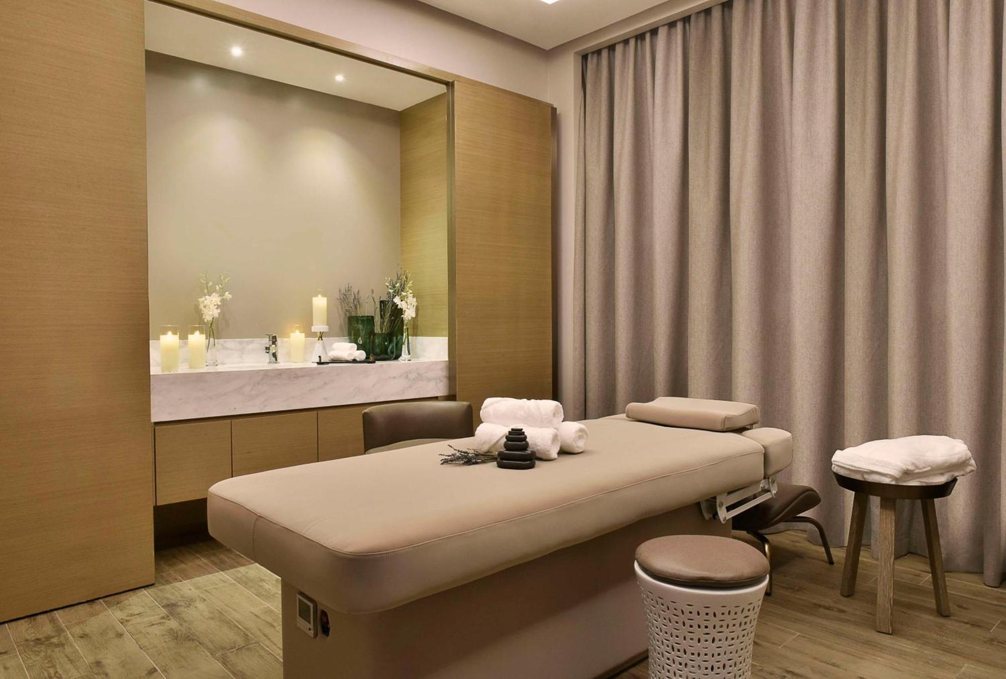 Hilton Bahrain Hotell Manama Exteriör bild A treatment room at a spa