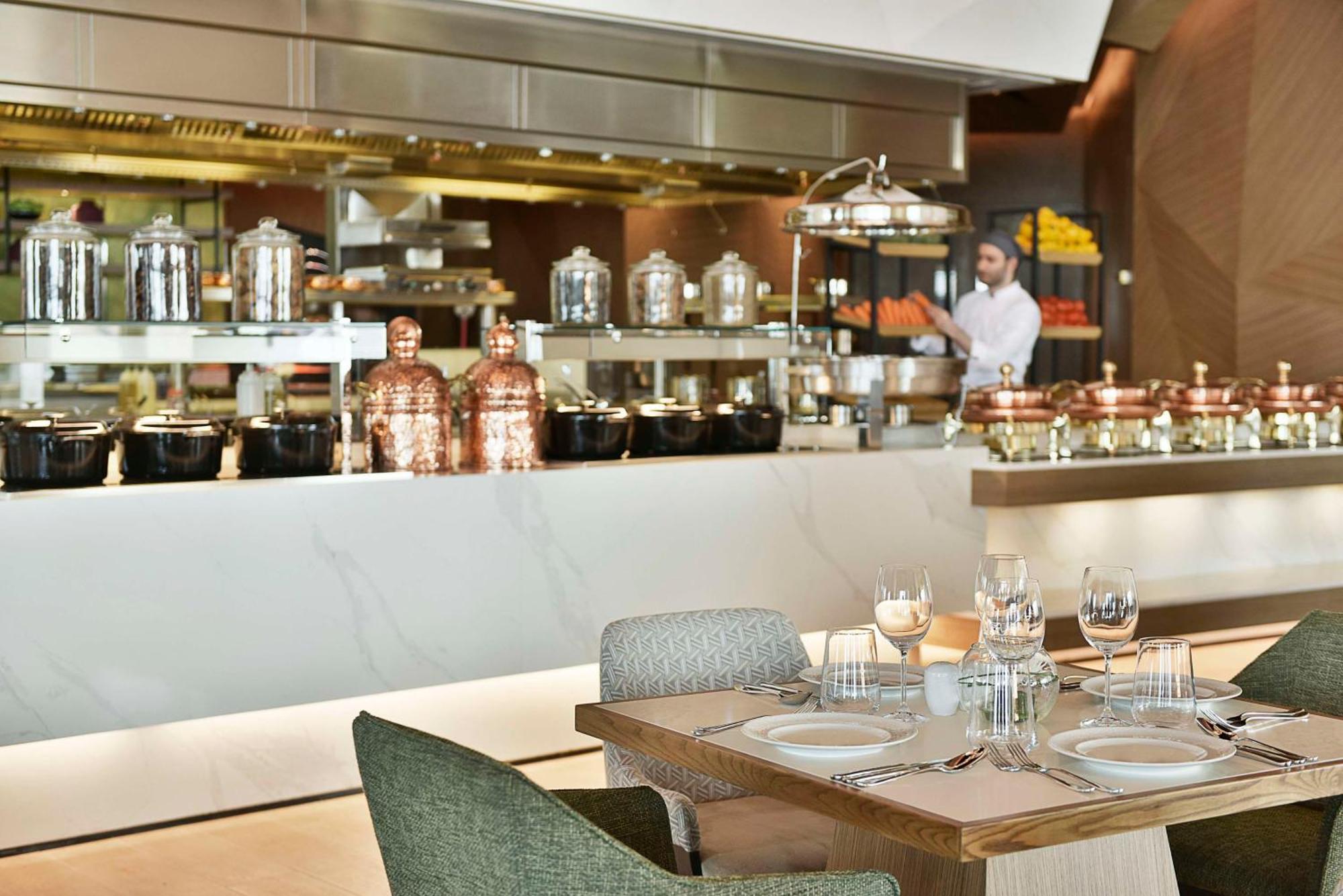 Hilton Bahrain Hotell Manama Exteriör bild The open kitchen at the restaurant