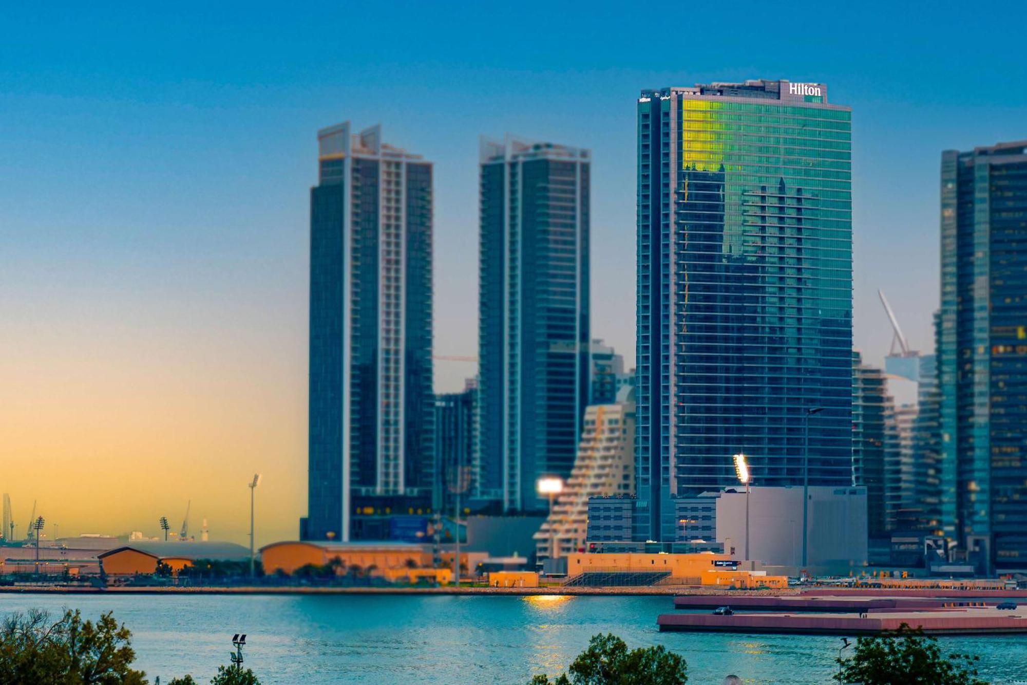 Hilton Bahrain Hotell Manama Exteriör bild Marina skyline