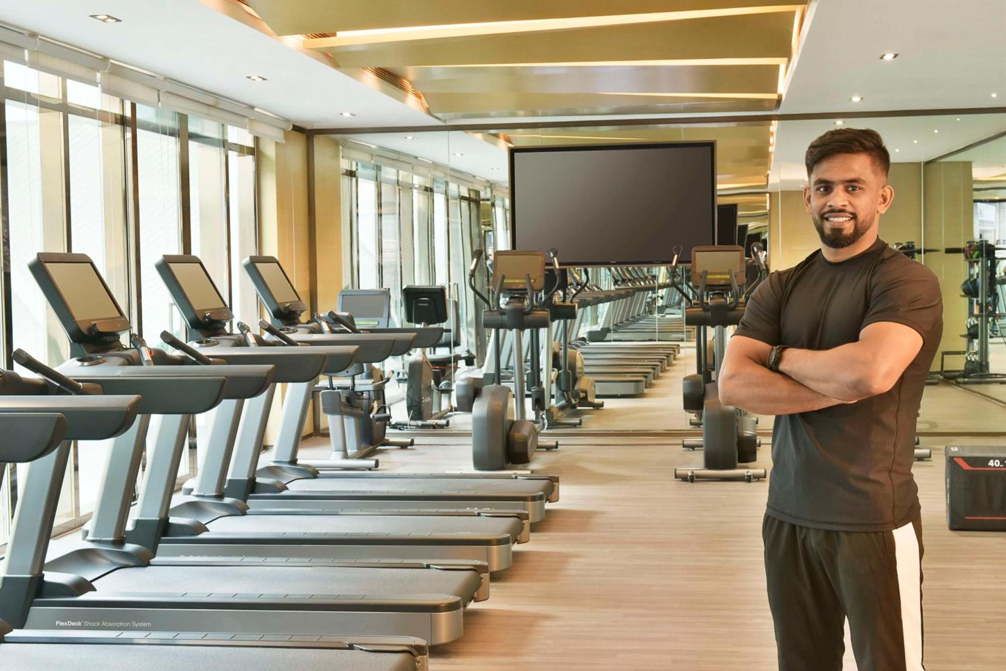 Hilton Bahrain Hotell Manama Exteriör bild Personal trainer in a gym